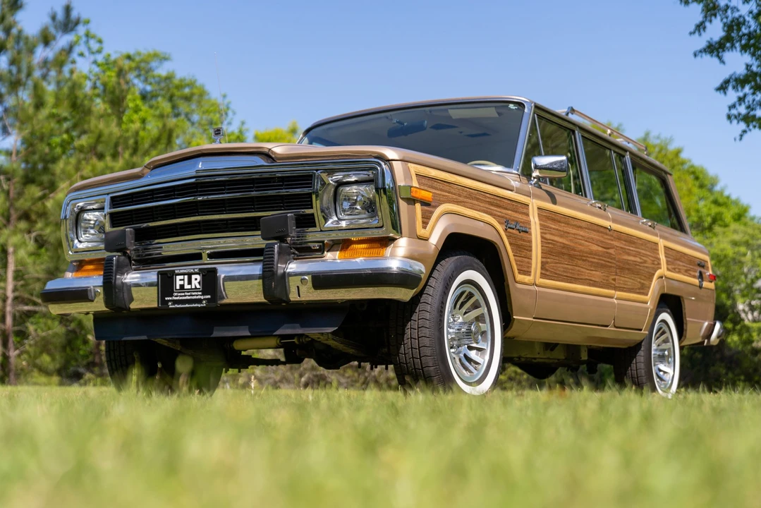 1989 Jeep SJ Grand Wagoneer - Image 5 of 31