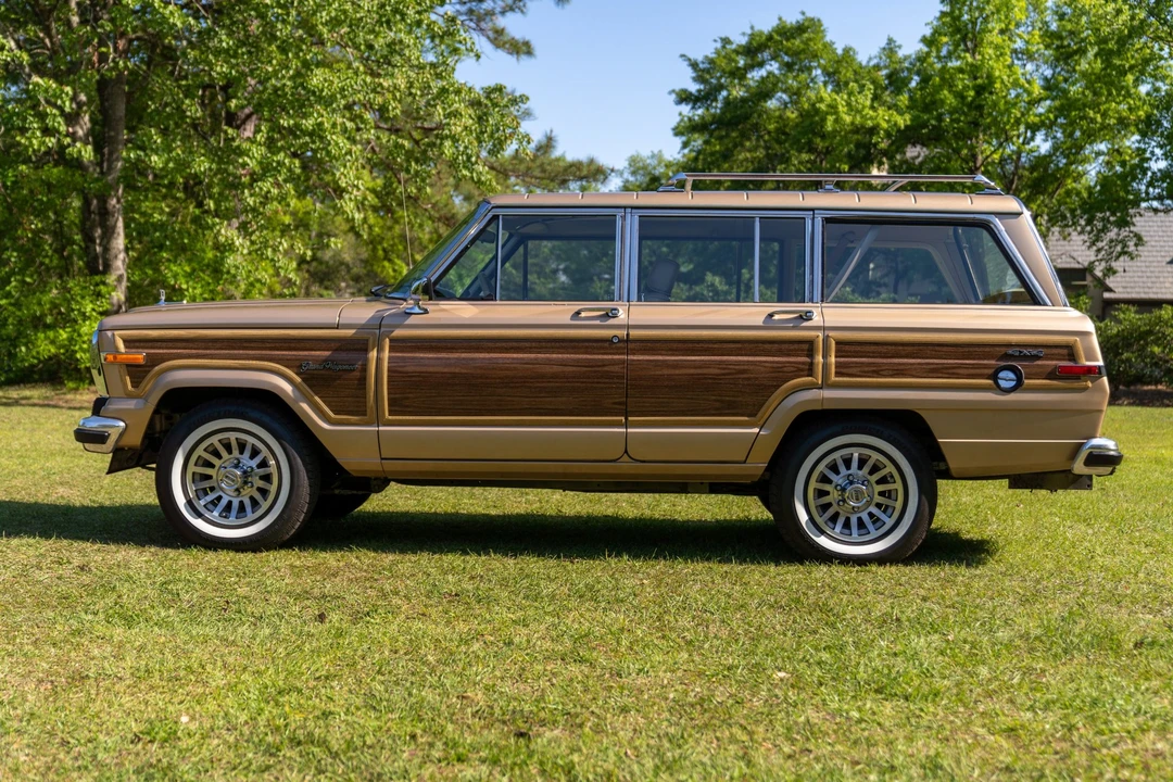 1989 Jeep SJ Grand Wagoneer - Image 7 of 31