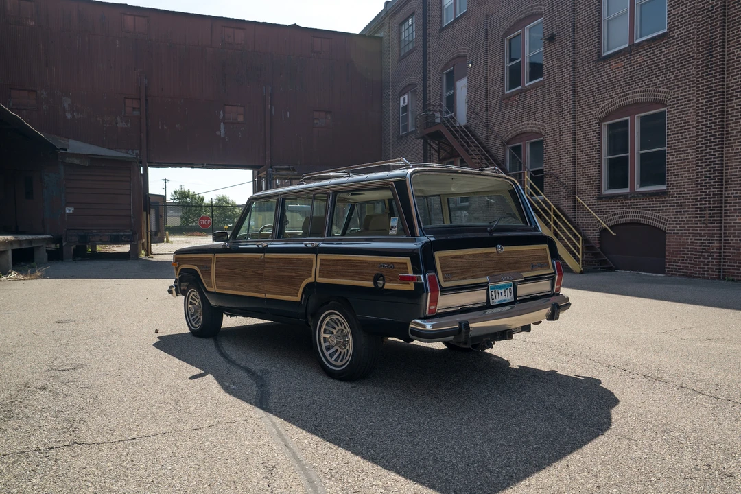 1989 Jeep SJ Grand Wagoneer - Image 7 of 31