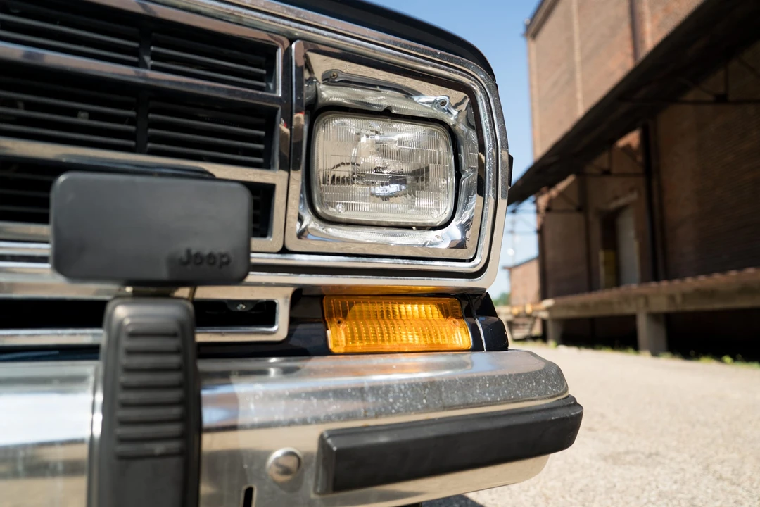 1989 Jeep SJ Grand Wagoneer - Image 13 of 31