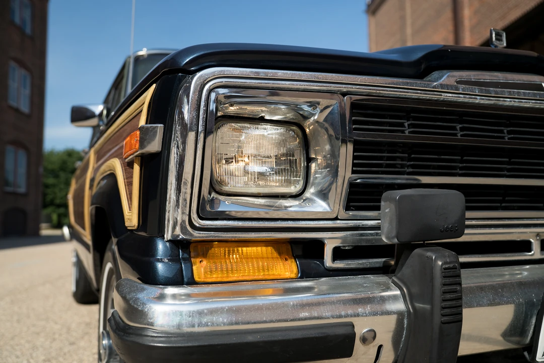 1989 Jeep SJ Grand Wagoneer - Image 10 of 31