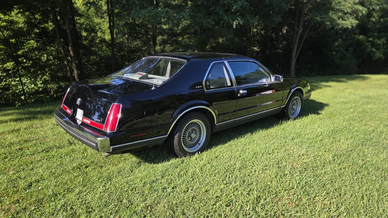 1989 Lincoln Continental Mark VII - Image 11 of 31