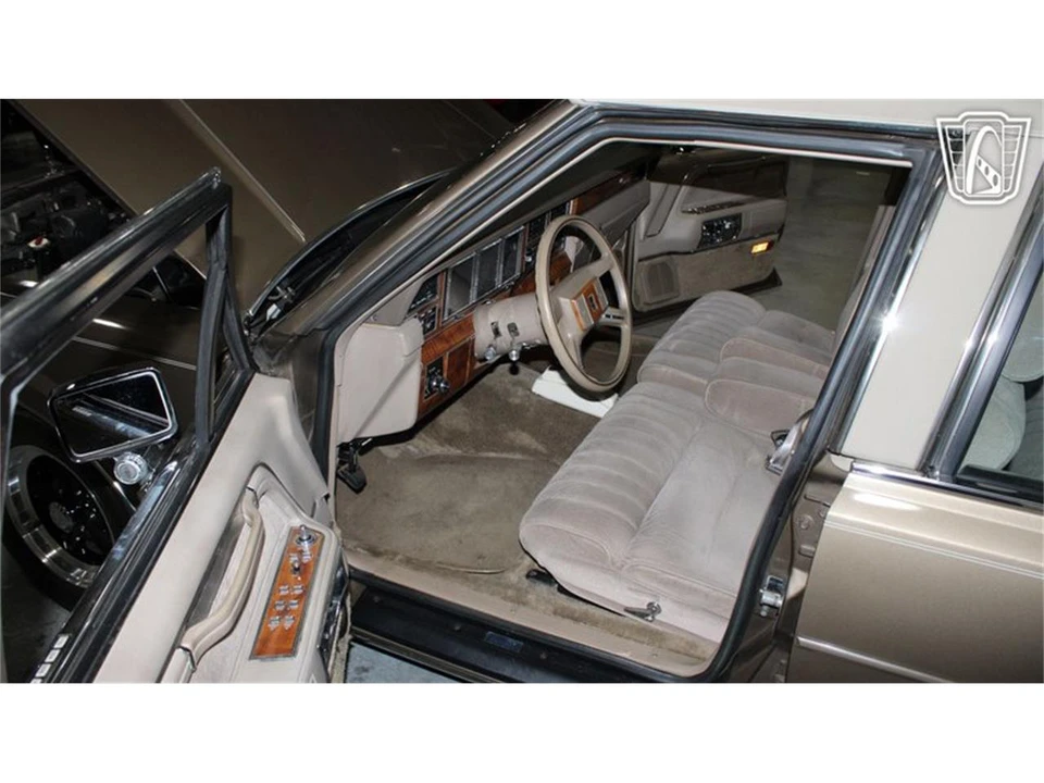 1989 Lincoln Town Car - Image 2 of 31