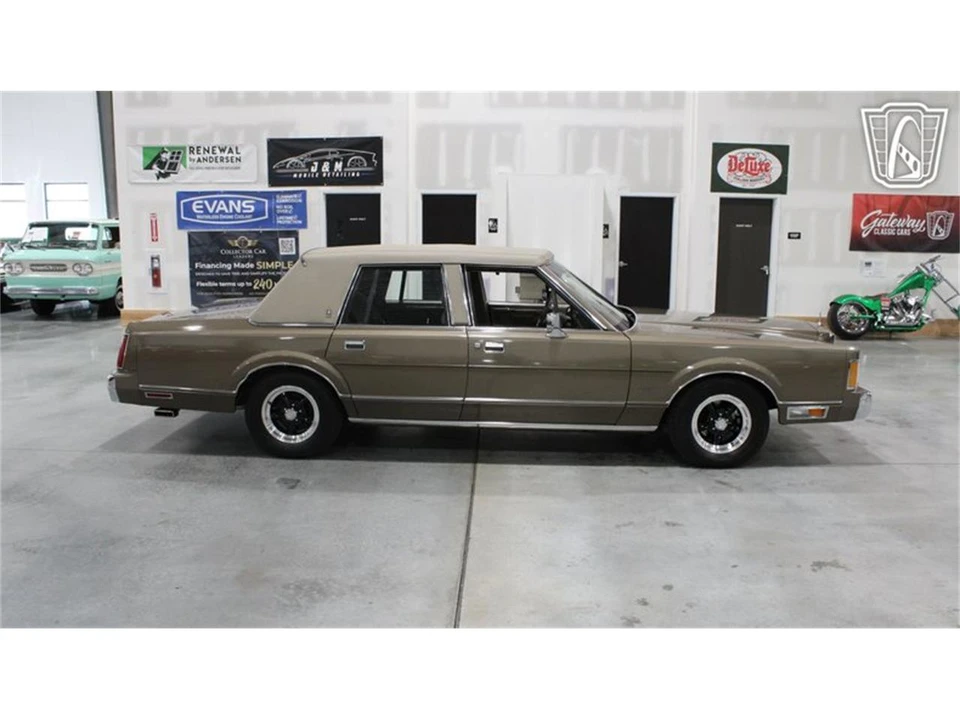 1989 Lincoln Town Car - Image 13 of 31