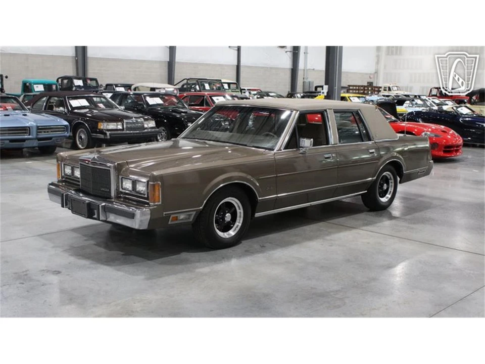 1989 Lincoln Town Car - Image 8 of 31