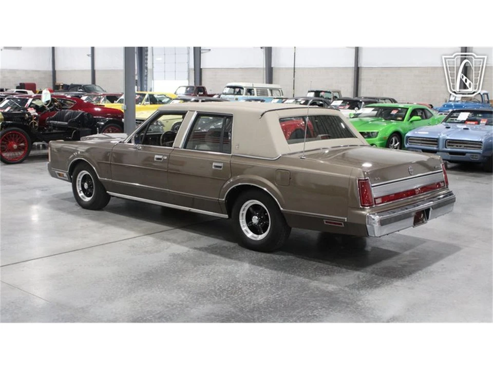 1989 Lincoln Town Car - Image 10 of 31