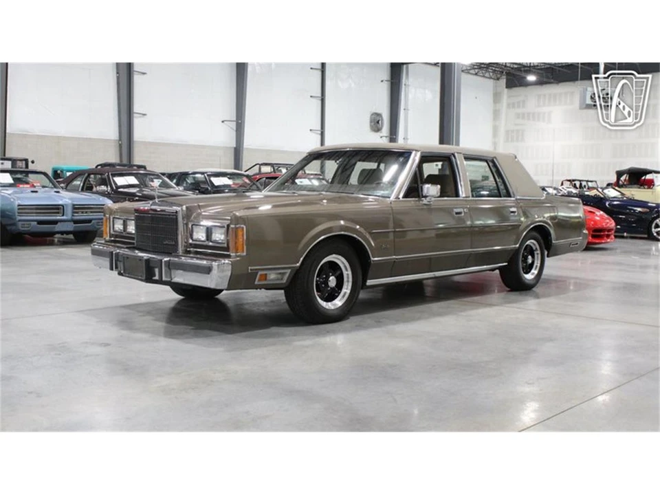 1989 Lincoln Town Car - Image 16 of 31