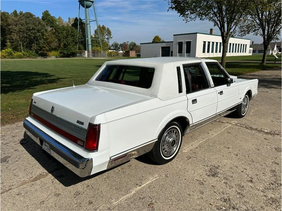 1989 Lincoln Town Car - Image 7 of 31
