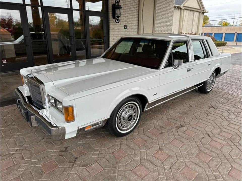 1989 Lincoln Town Car - Image 2 of 31