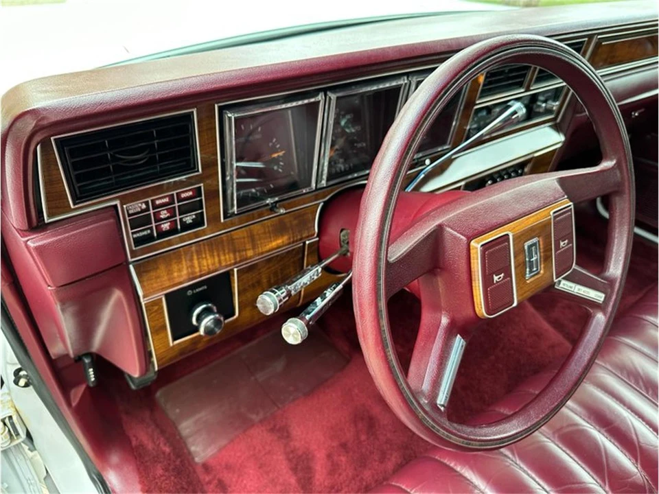 1989 Lincoln Town Car - Image 17 of 31