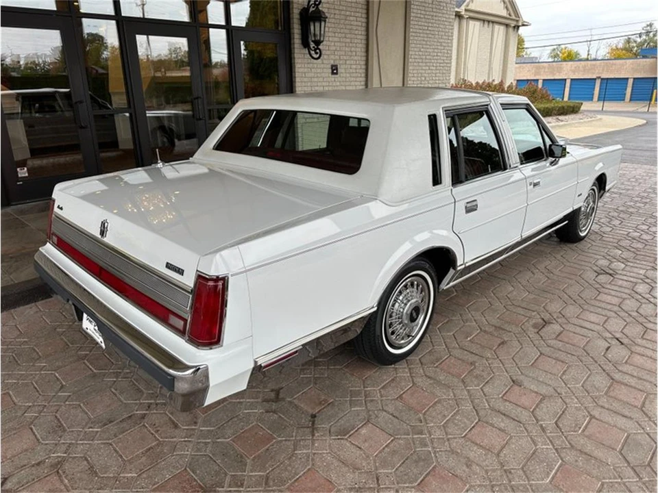 1989 Lincoln Town Car - Image 8 of 31