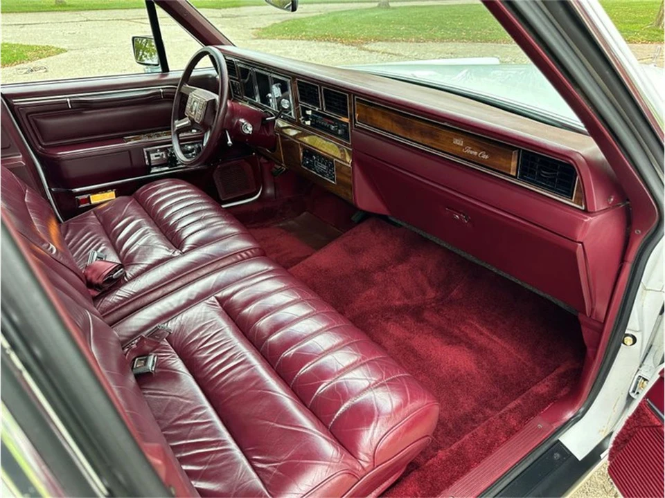 1989 Lincoln Town Car - Image 18 of 31