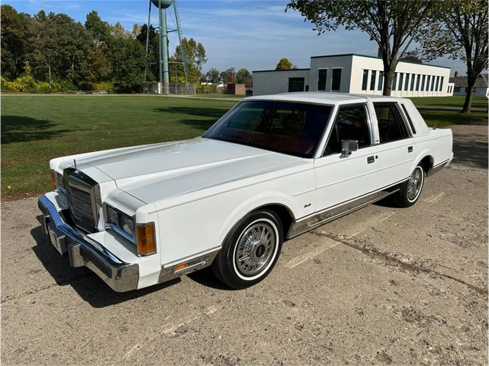 1989 Lincoln Town Car - Image 28 of 31