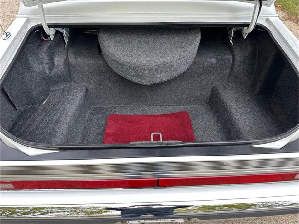 1989 Lincoln Town Car - Image 24 of 31