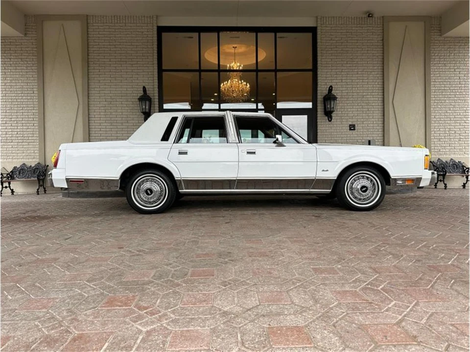 1989 Lincoln Town Car - Image 10 of 31