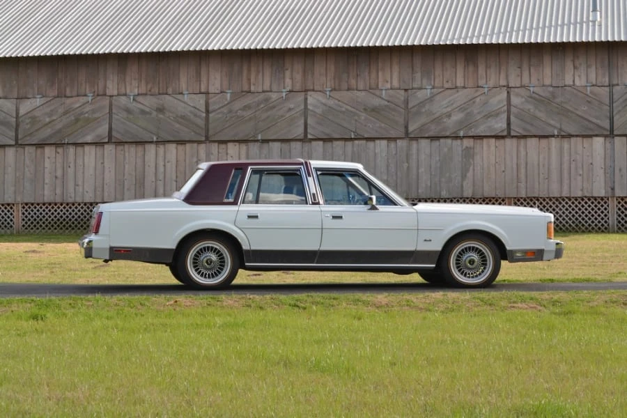 1989 Lincoln Town Car - Image 2 of 12