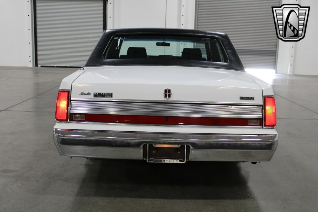 1989 Lincoln Town Car - Image 8 of 12