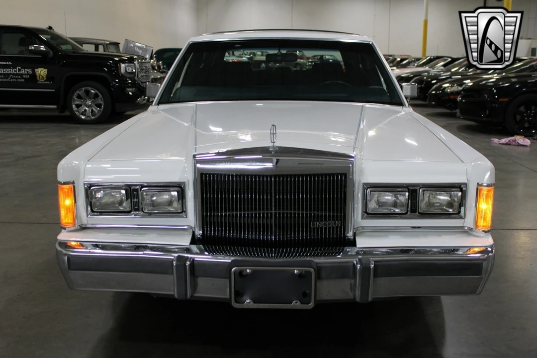 1989 Lincoln Town Car - Image 4 of 12