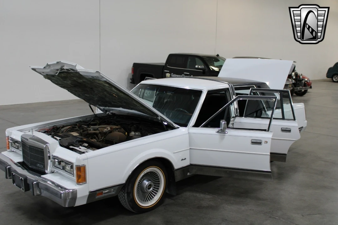 1989 Lincoln Town Car - Image 10 of 12