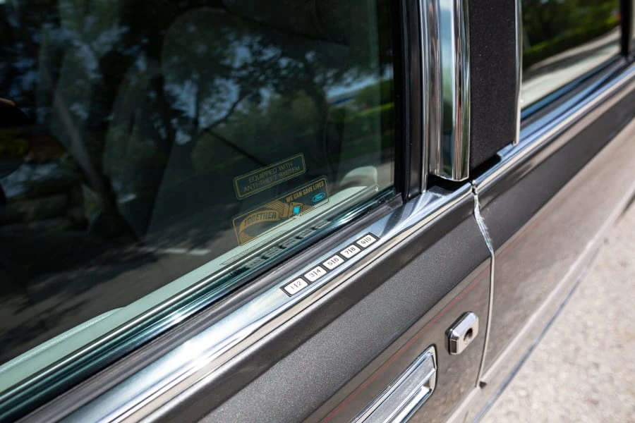1989 Lincoln Town Car - Image 8 of 12