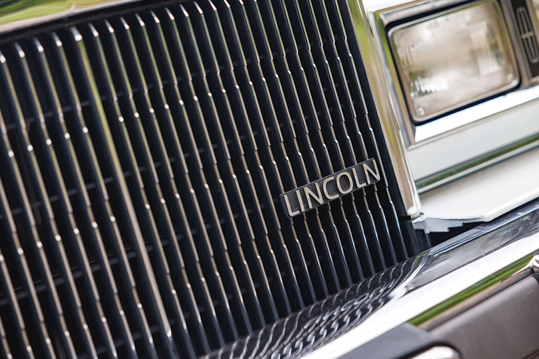 1989 Lincoln Town Car - Image 17 of 31
