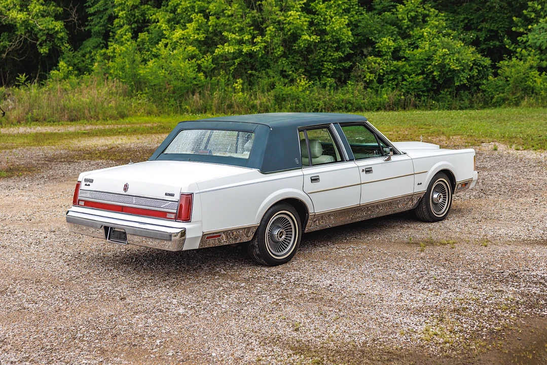 1989 Lincoln Town Car - Image 8 of 31