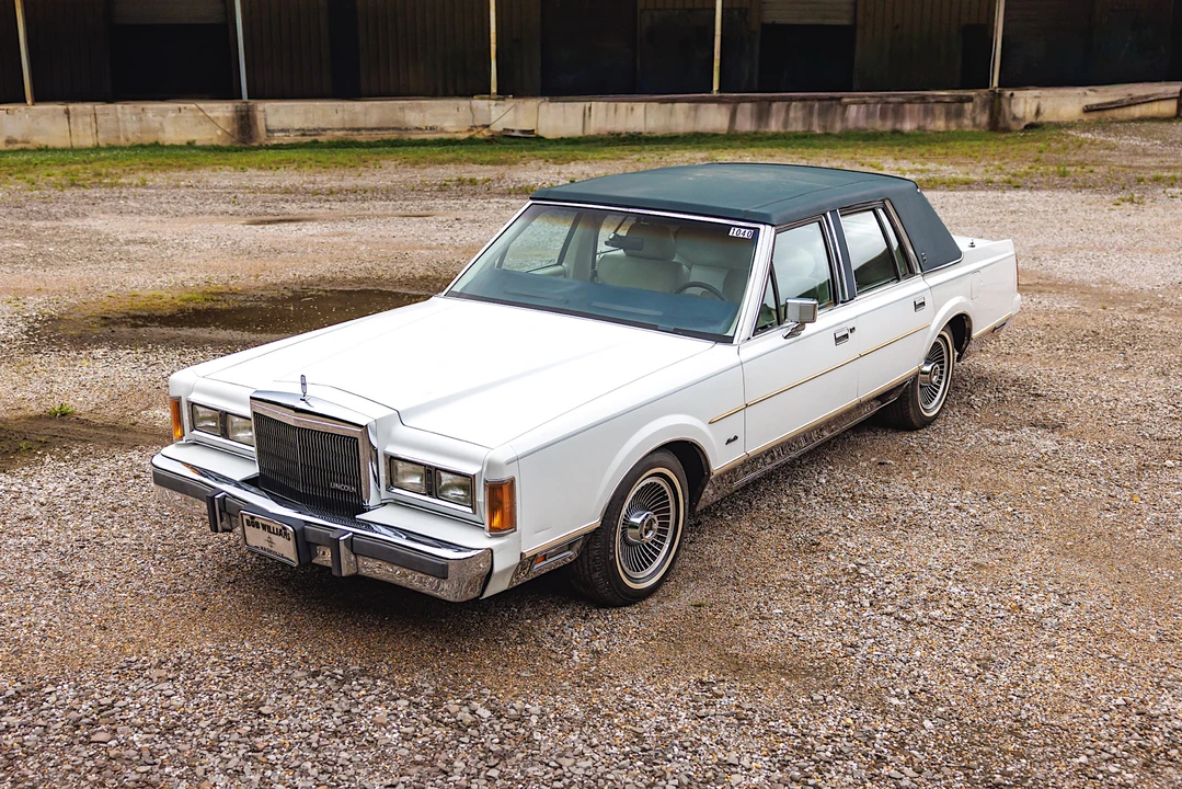 1989 Lincoln Town Car - Image 2 of 31