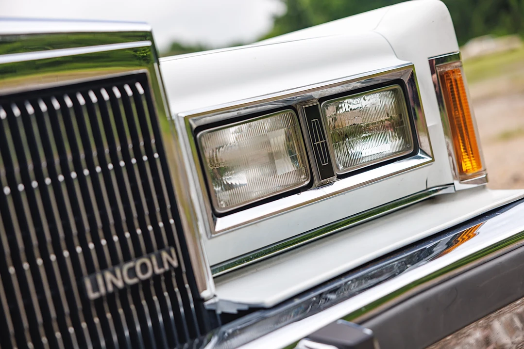 1989 Lincoln Town Car - Image 18 of 31