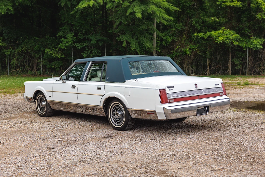 1989 Lincoln Town Car - Image 10 of 31