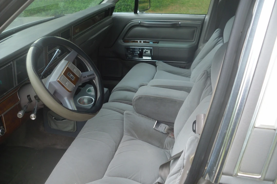 1989 Lincoln Town Car - Image 4 of 6