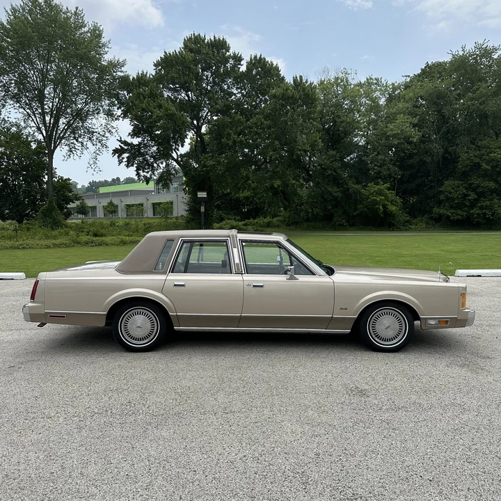 1989 Lincoln Town Car - Image 2 of 12