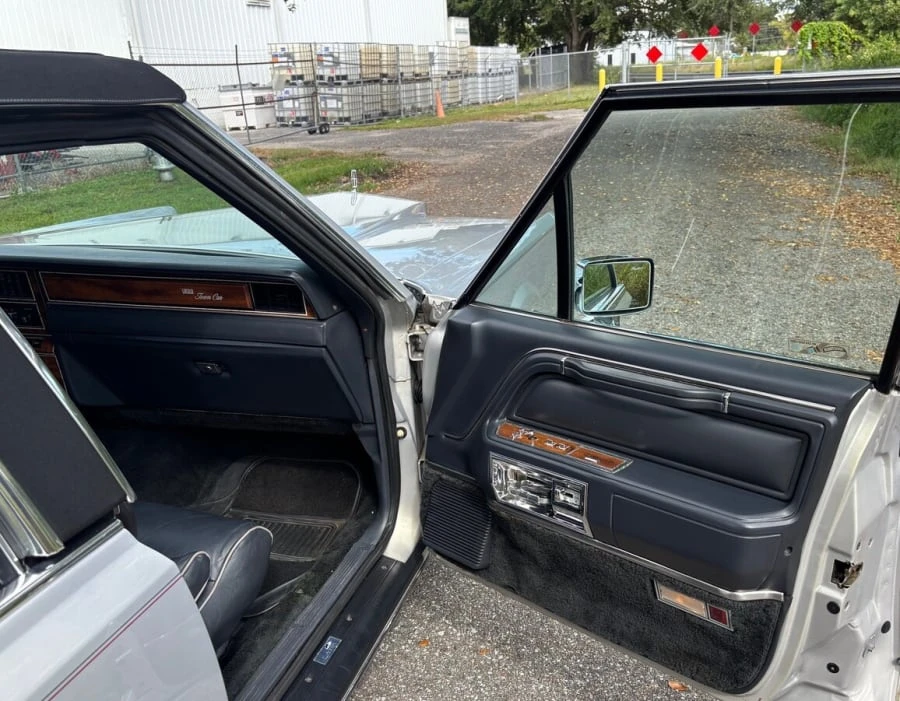 1989 Lincoln Town Car - Image 17 of 25