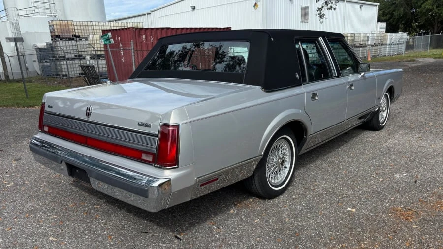 1989 Lincoln Town Car - Image 2 of 25