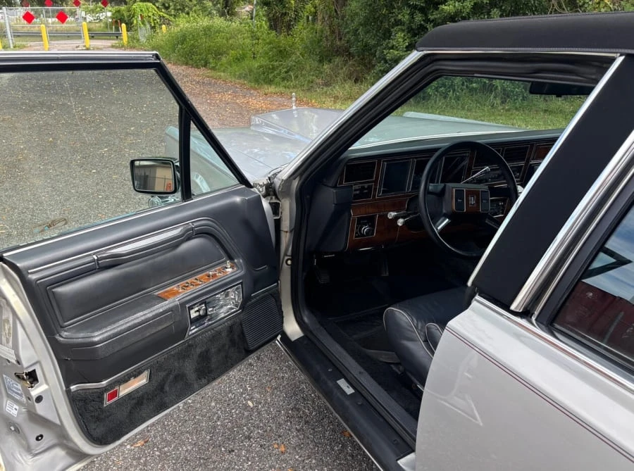 1989 Lincoln Town Car - Image 10 of 25