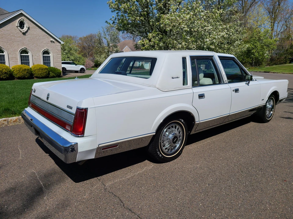 1989 Lincoln Town Car - Image 10 of 31