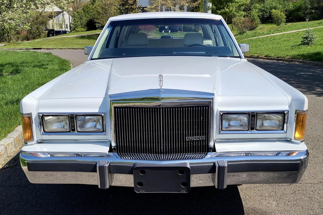1989 Lincoln Town Car - Image 2 of 31