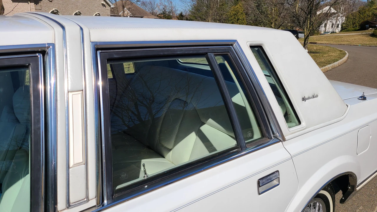 1989 Lincoln Town Car - Image 22 of 31