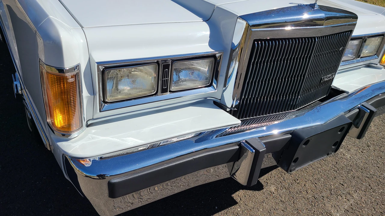 1989 Lincoln Town Car - Image 14 of 31