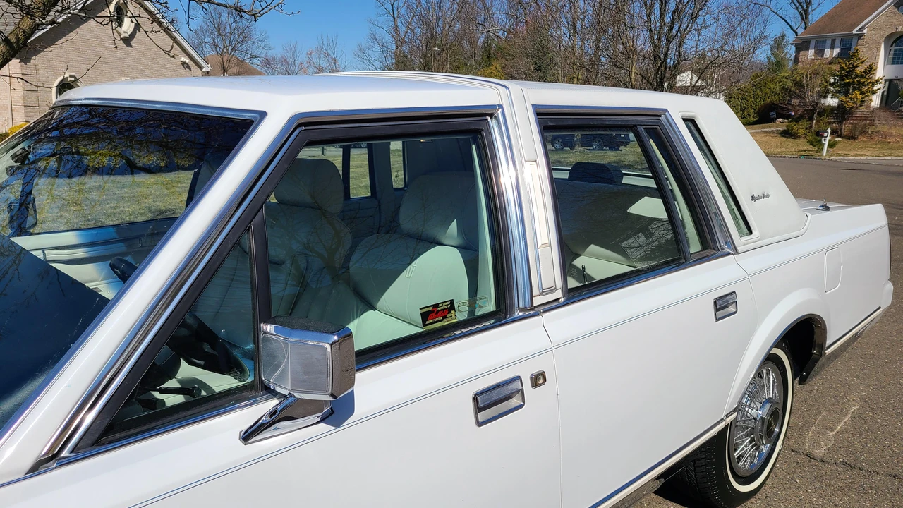 1989 Lincoln Town Car - Image 17 of 31