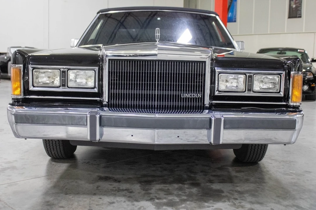 1989 Lincoln Town Car - Image 10 of 12
