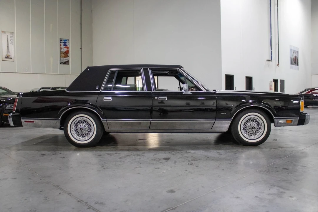 1989 Lincoln Town Car - Image 8 of 12