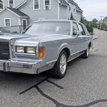 1989 Lincoln Town Car Signature L Sedan 4D