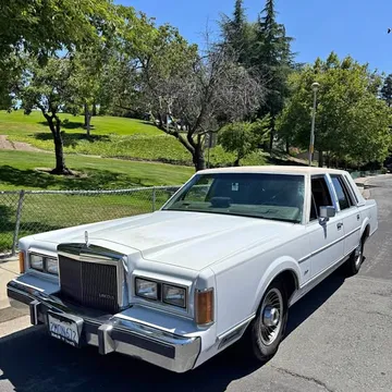 1989 Lincoln Town Car Signature Limited Sedan 4D