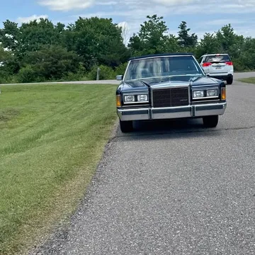 1989 Lincoln Town Car Signature Limited Sedan 4D