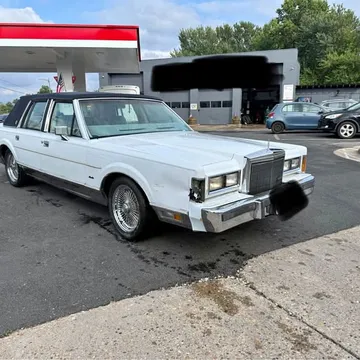 1989 Lincoln Town Car Signature Sedan 4D