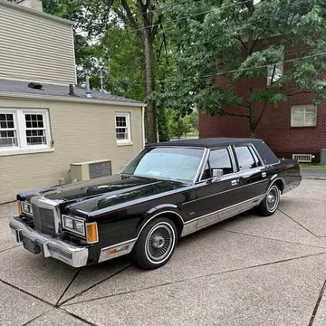 1989 Lincoln Town Car Signature Sedan 4D