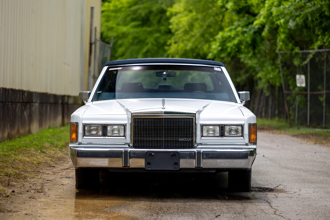1989 Lincoln Town Car - Image 2 of 31
