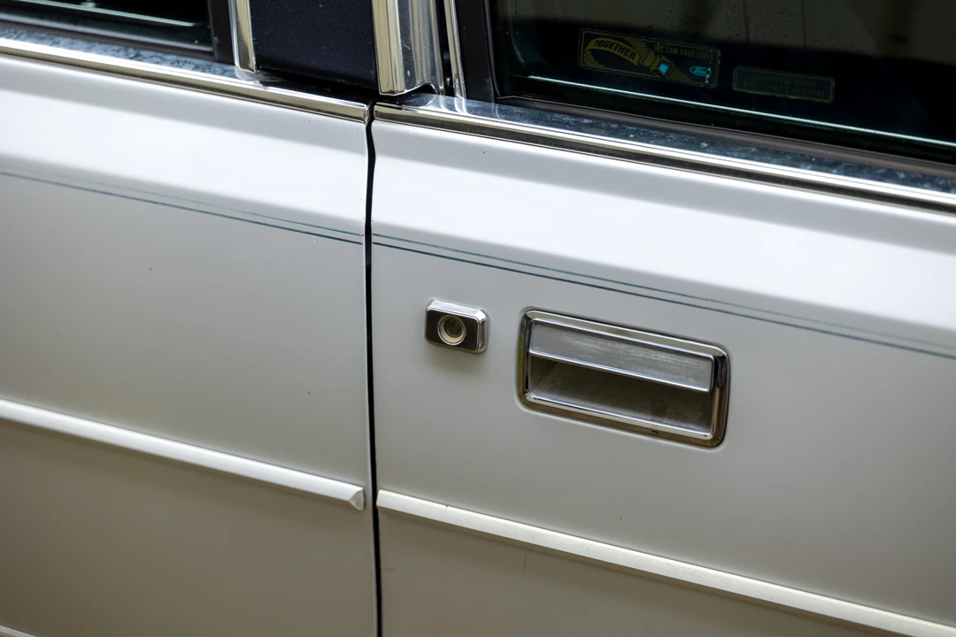 1989 Lincoln Town Car - Image 25 of 31