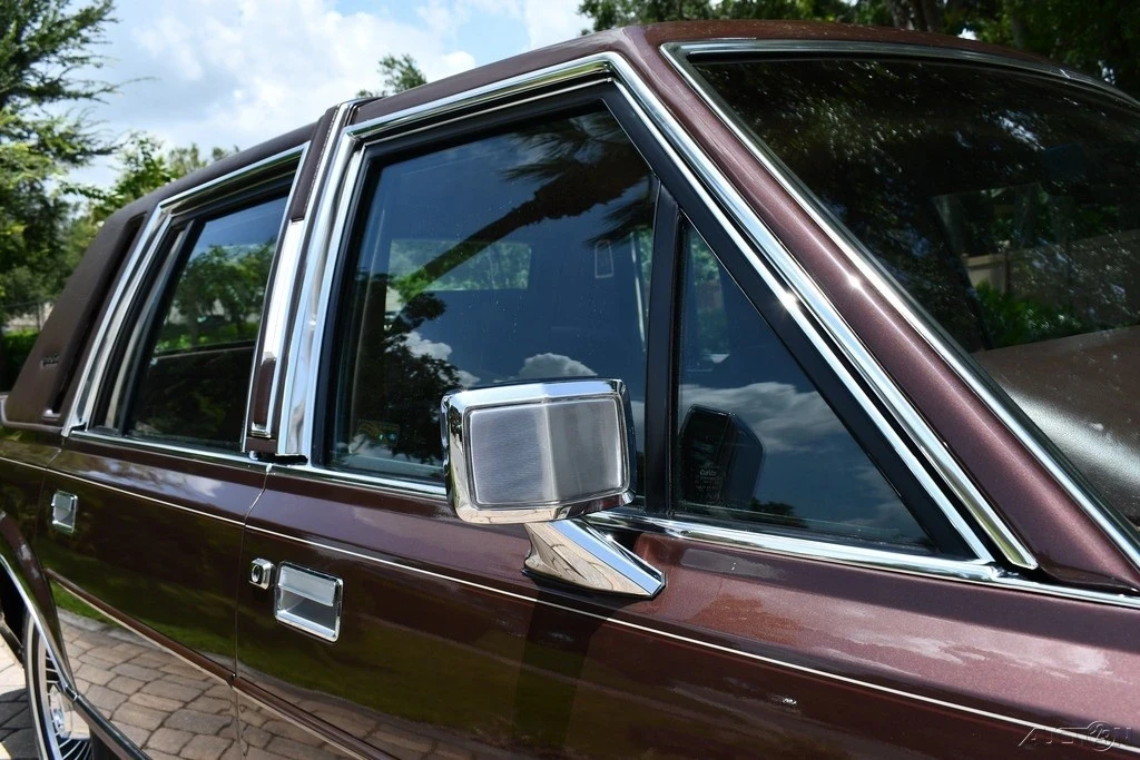 1989 Lincoln Town Car - Image 10 of 21