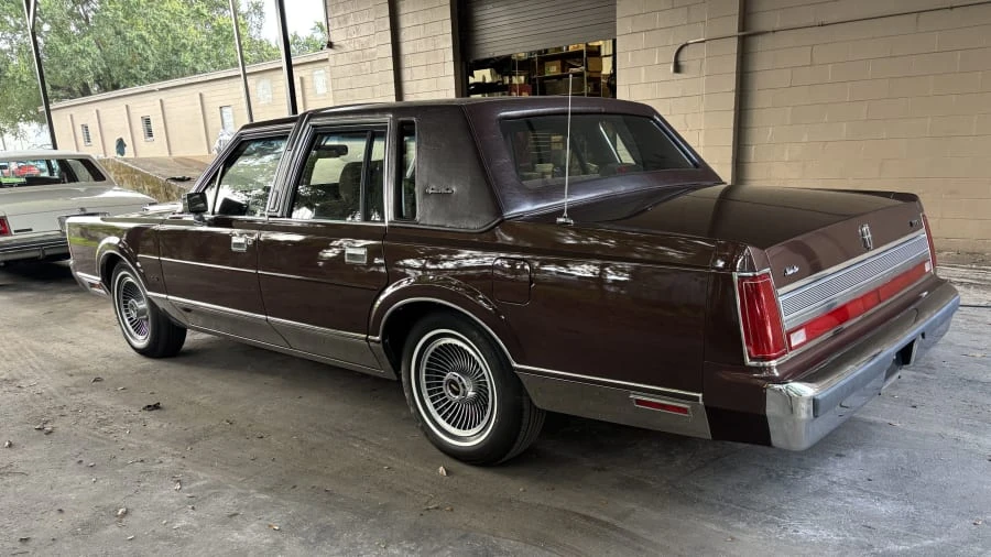 1989 Lincoln Town Car - Image 2 of 22